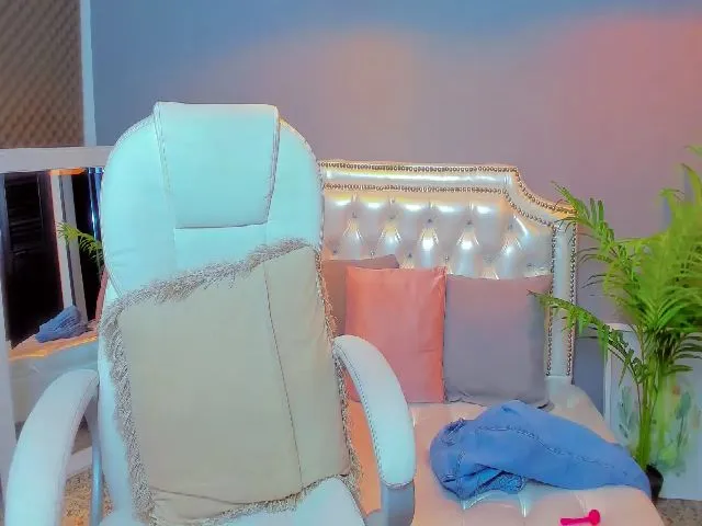 Live sex webcam photo for Emyconner #253338859