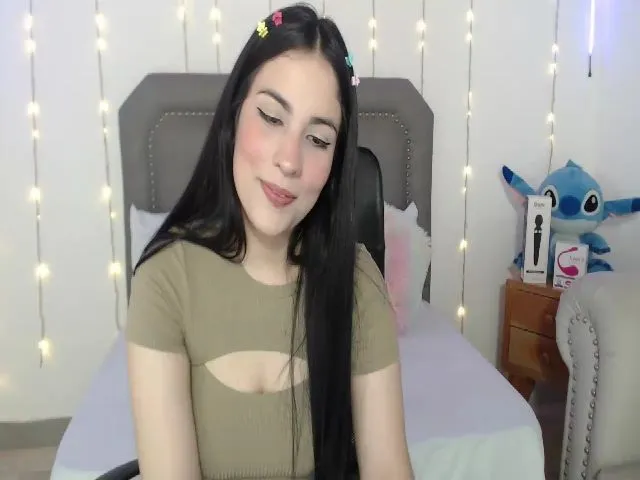 Live sex webcam photo for lolyy_18 #255534137