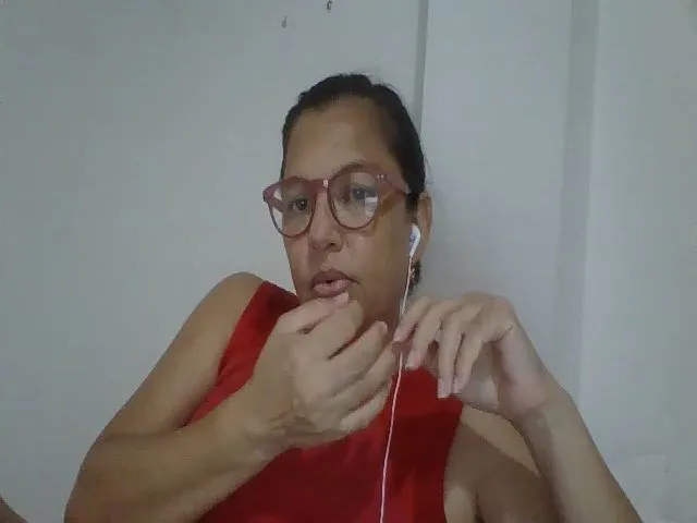 Live sex webcam photo for SweetLola01 #254988859