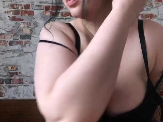 Live sex webcam photo for KimDagon #241055498