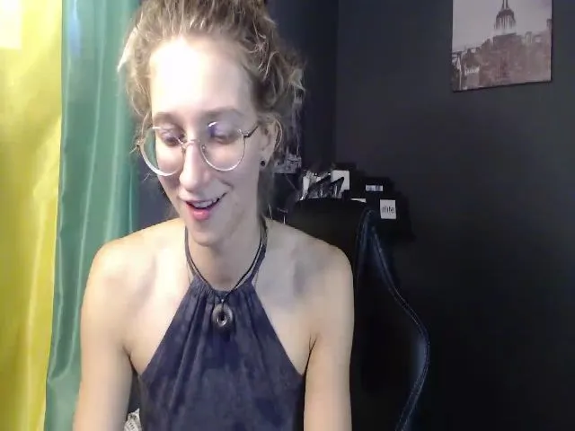 Live sex webcam photo for KINKYkeira #256696400