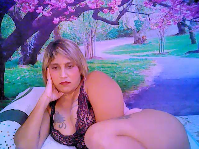 Live sex webcam photo for Roxyfoxy69 #253531864