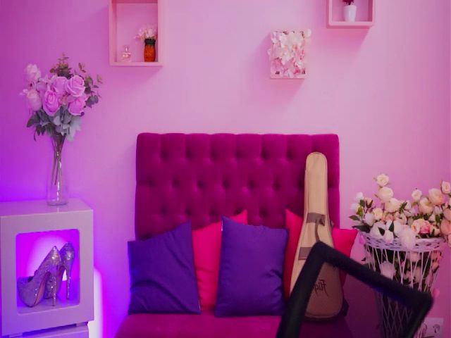 Live sex webcam photo for GloriaElmers #263545142