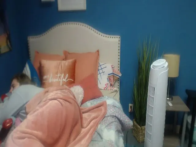 Live sex webcam photo for SnowWhiteXxxx #257745980