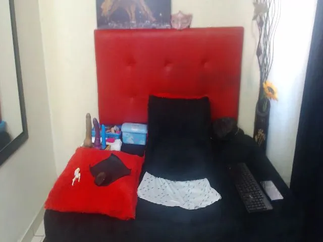 Live sex webcam photo for Crazyqueen01 #253920316