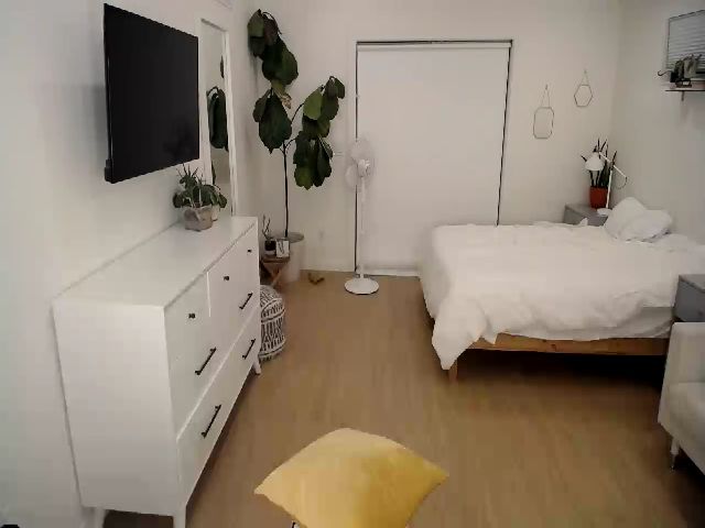 Live sex webcam photo for MightyEmelia #254013177