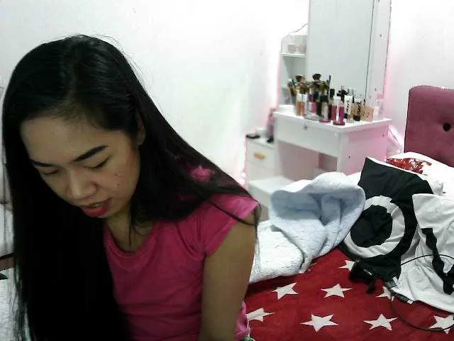 Live sex webcam photo for AsianHeart143 #241404033