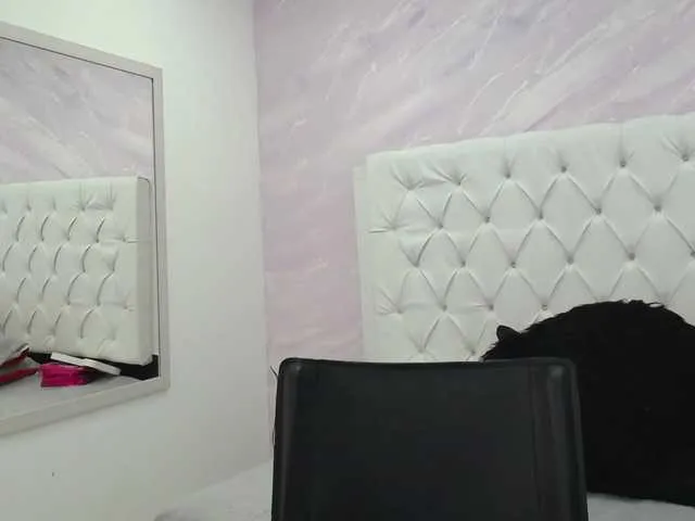 Live sex webcam photo for Karinapuerta #243977039