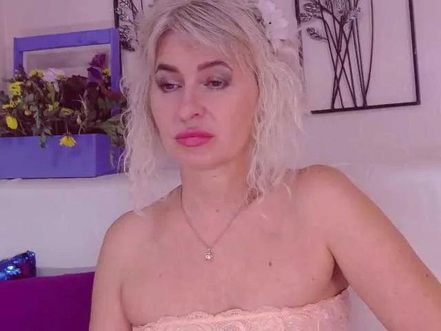 Live sex webcam photo for BellaBelll #249340151