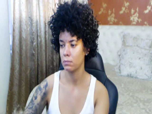 Live sex webcam photo for LaraAnne_ #253491812