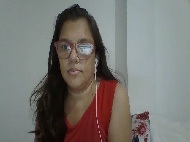 Live sex webcam photo for SweetLola01 #263579360
