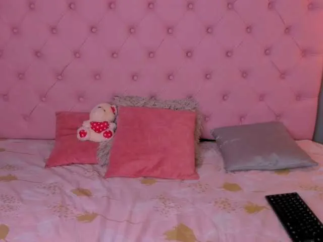 Live sex webcam photo for Avriljackson1 #253403055