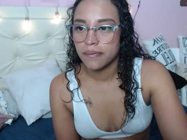 Live sex webcam photo for Angeluxxx #241230432