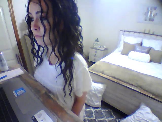 Live sex webcam photo for SweetHoney33 #264635408
