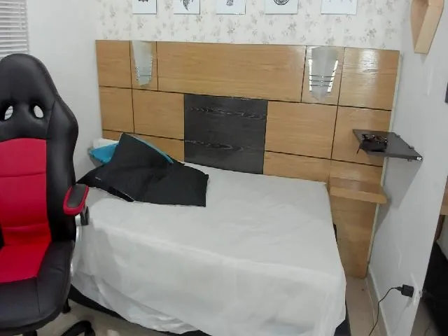 Live sex webcam photo for Kloemss #255140180