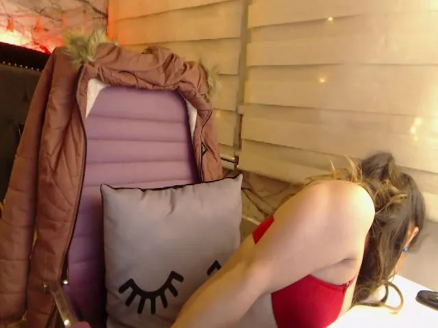 Live sex webcam photo for Karolkim018 #261147184