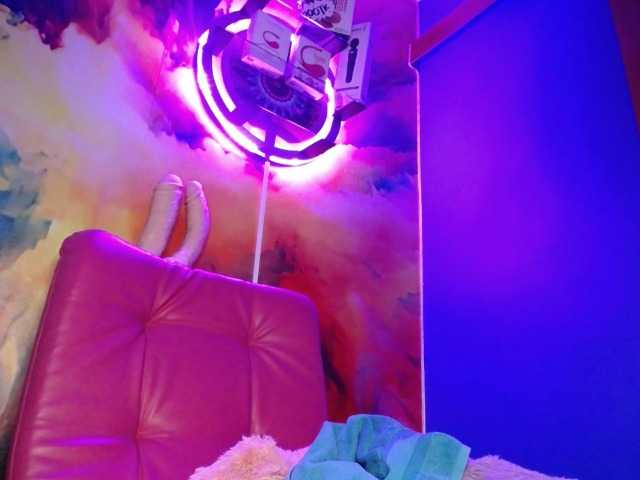 Live sex webcam photo for lucy-hot1 #263072492