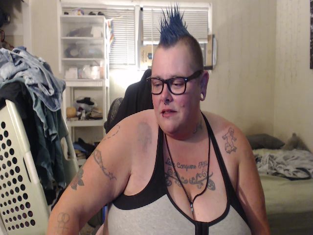 Live sex webcam photo for PunkChick420 #258016220
