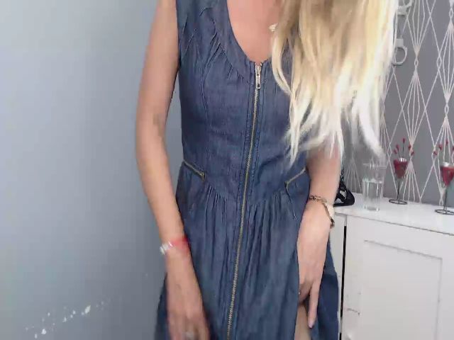 Live sex webcam photo for RikaXxX1 #258572388