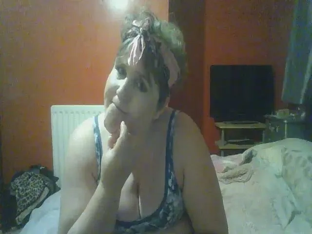 Live sex webcam photo for YUMMYMUMMY39 #262342098