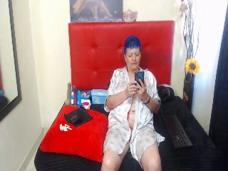 Live sex webcam photo for Crazyqueen01 #251978903