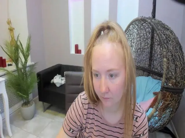 Live sex webcam photo for StunningKelly #255574935