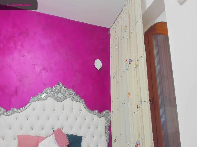 Live sex webcam photo for AimeeTeen #259228878