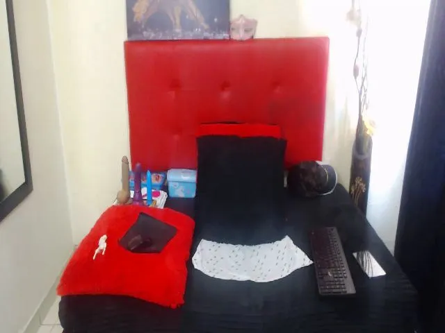 Live sex webcam photo for Crazyqueen01 #255117445