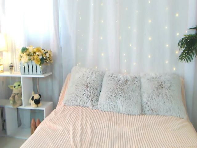 Live sex webcam photo for La_Kim__Cam #262584793