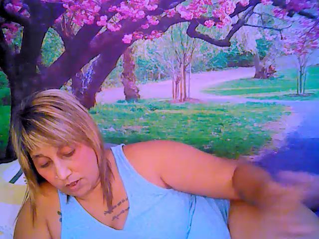 Live sex webcam photo for Roxyfoxy69 #253398682