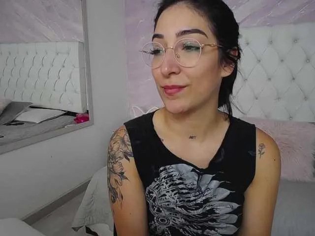 Live sex webcam photo for Karinapuerta #243229255