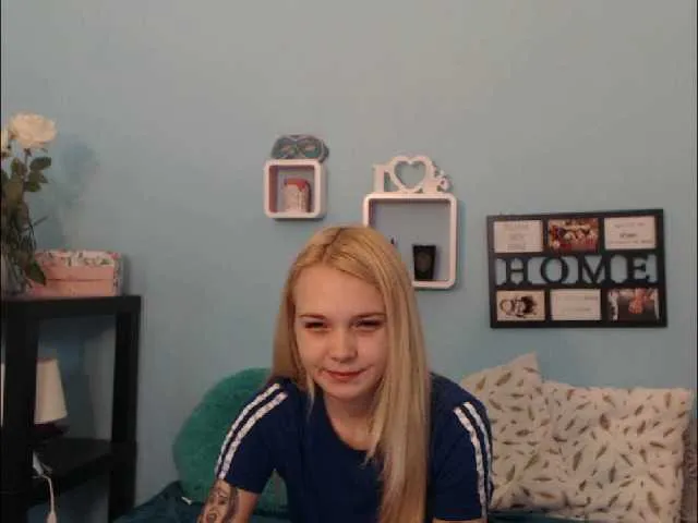 Live sex webcam photo for AnnaHappy18 #241344608