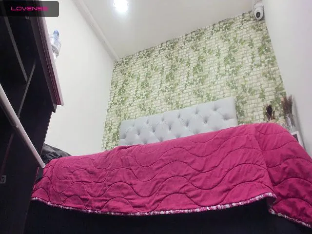 Live sex webcam photo for HilaryMoon #254061372