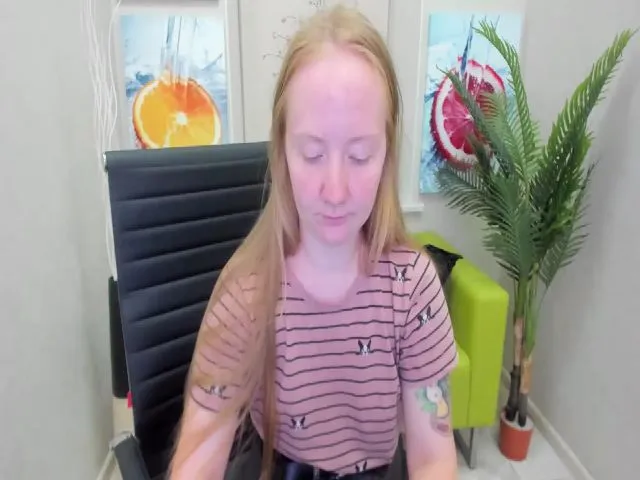 Live sex webcam photo for StunningKelly #255847959