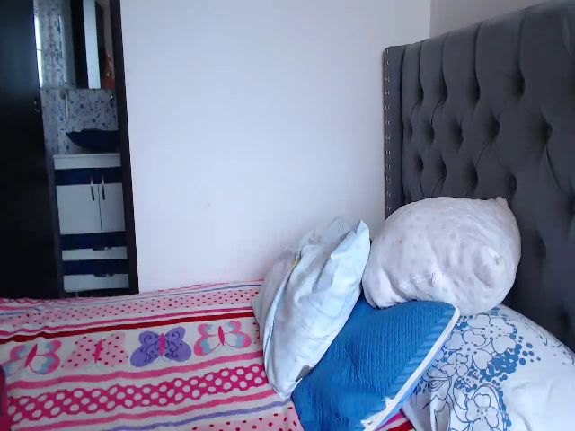 Live sex webcam photo for Angie_05 #257671070