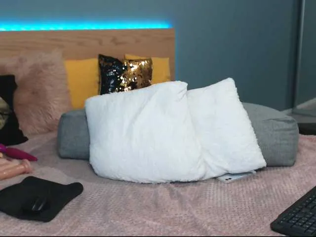 Live sex webcam photo for NinaRosee #256361312