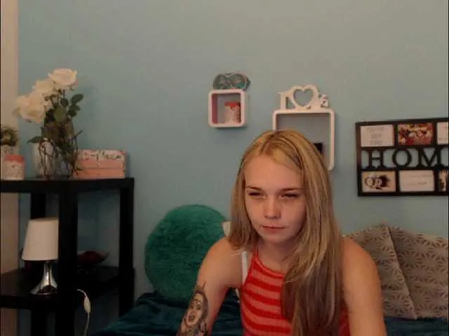 Live sex webcam photo for AnnaHappy18 #245648138