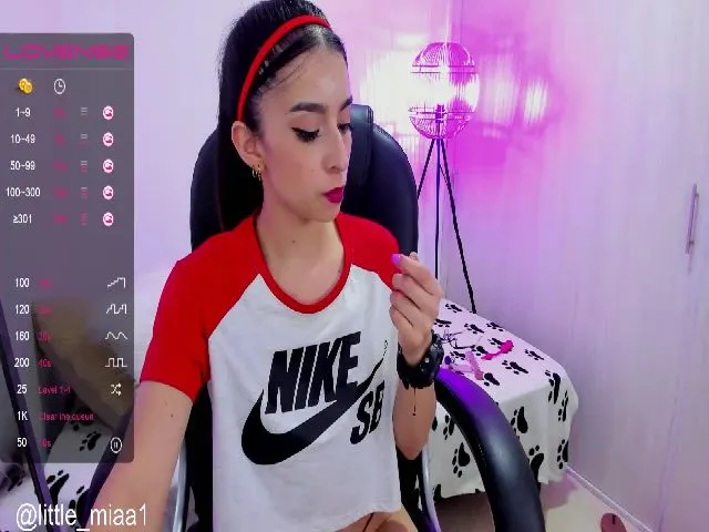 Live sex webcam photo for Little_Miaa1 #256231527