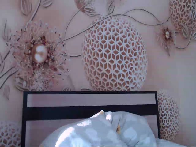 Live sex webcam photo for MeltingJulia #255096187