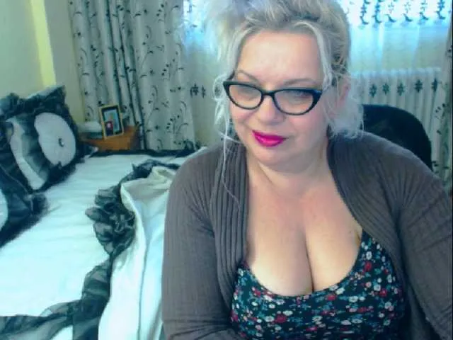 Live sex webcam photo for SonyaHotMilf #287962127