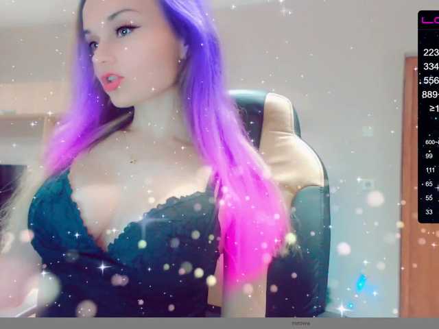 Live sex webcam photo for HollyQueen #240962784