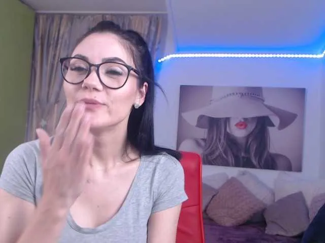 Live sex webcam photo for Evelyn7 #245391356