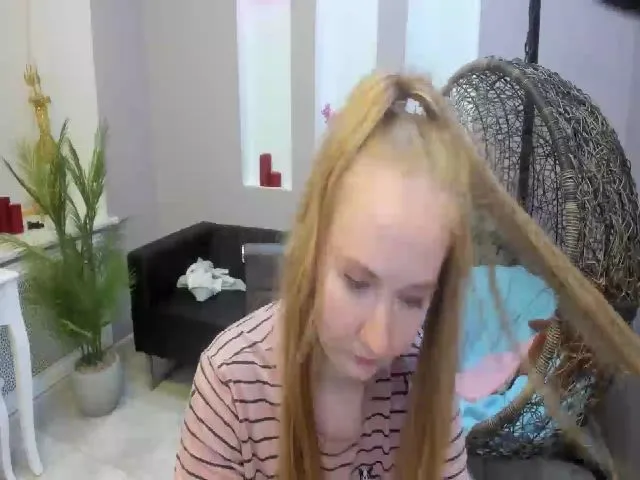 Live sex webcam photo for StunningKelly #255597783