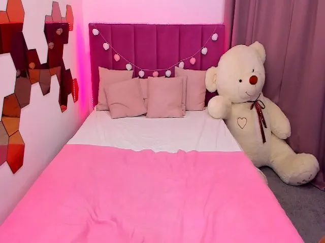 Live sex webcam photo for RedCat18 #259911619