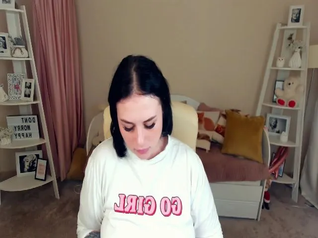 Live sex webcam photo for SerahMirabeli #257102105