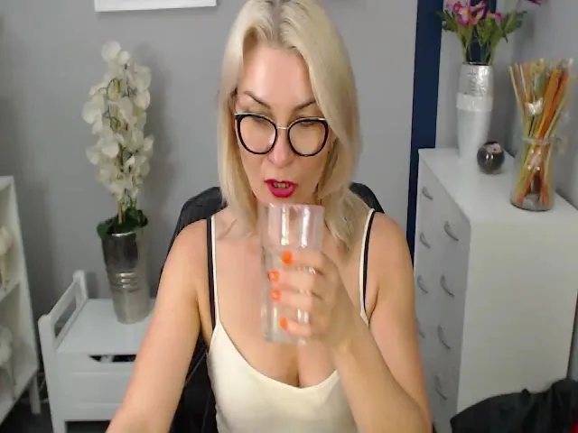 Live sex webcam photo for YummyLOR #255609476