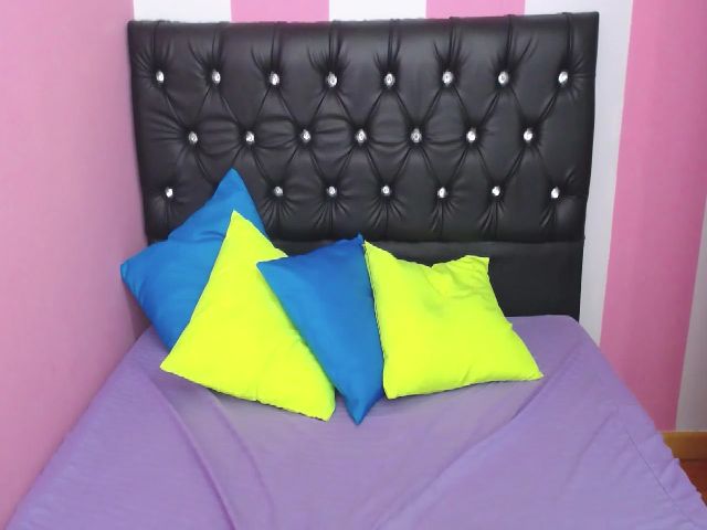 Live sex webcam photo for Melanie12_ #253835663