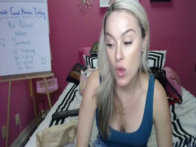 Live sex webcam photo for GoddessNadia #258353802