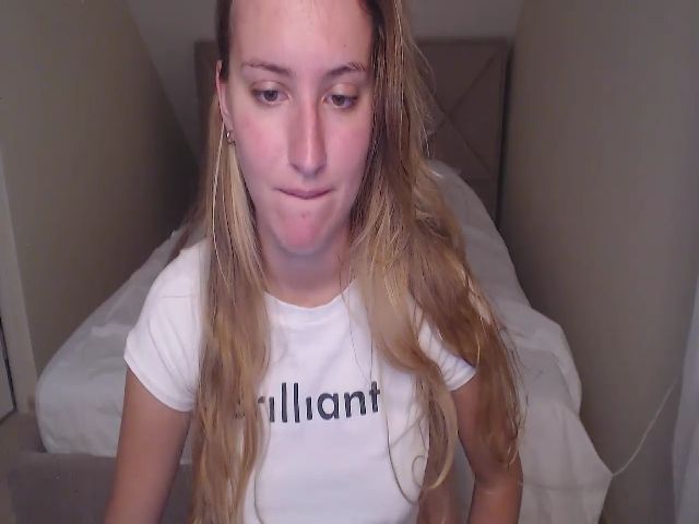 Live sex webcam photo for PrettyLy #256401932