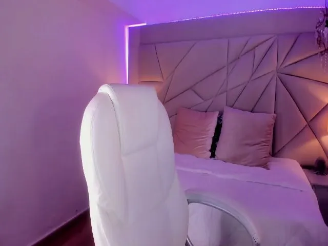Live sex webcam photo for Evelynwoods #261546316